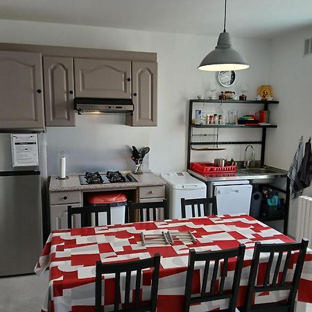 Gite Pavillon Kifadonfe 3 Ch Avec Cour Et Jardin Clos Villa Saint-Germain-Lembron Kültér fotó